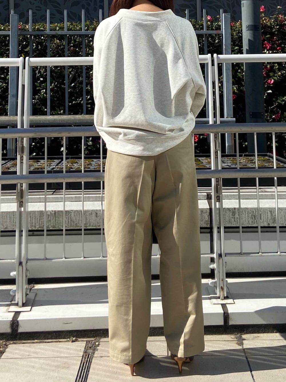 ホワイト系のTシャツ/カットソー、ベージュ系のその他パンツ、その他のパンプスを着用したレディースの冬コーディネートの4枚目の写真