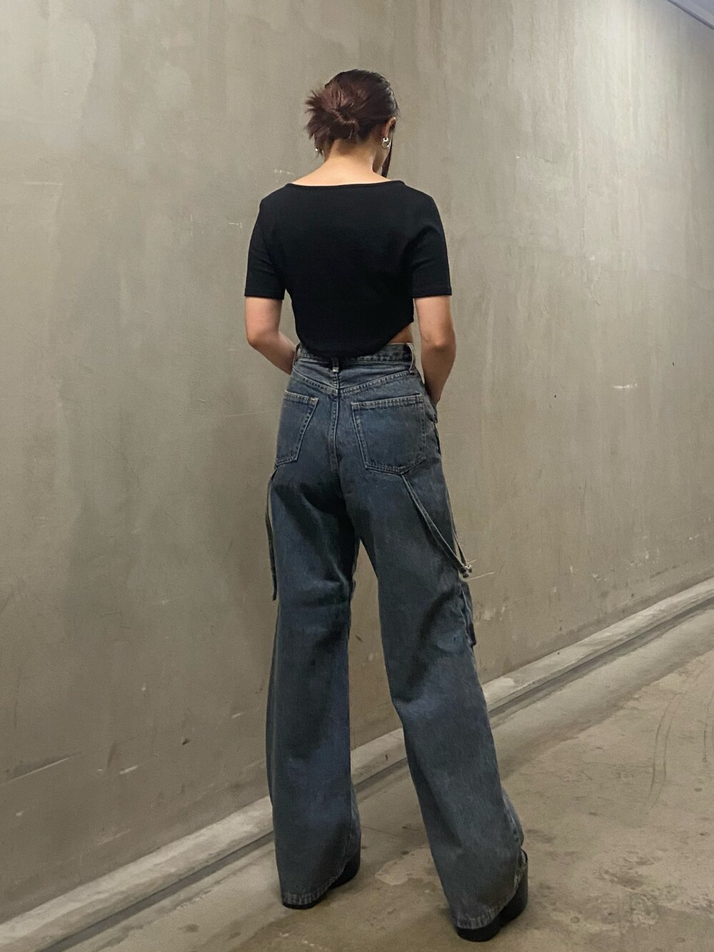 ブラック系のTシャツ/カットソー、ブルー系のデニムパンツ、ブラック系のサンダルを着用したレディースの夏コーディネートの3枚目の写真