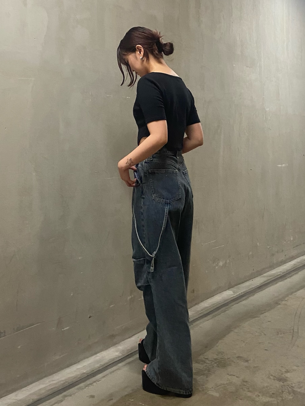 ブラック系のTシャツ/カットソー、ブルー系のデニムパンツ、ブラック系のサンダルを着用したレディースの夏コーディネートの2枚目の写真