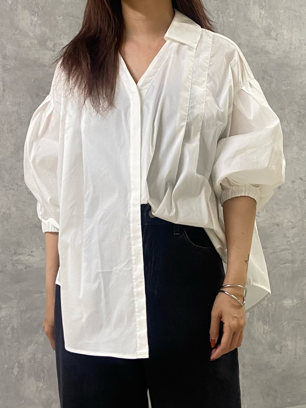 ホワイト系のシャツ/ブラウス、ブラック系のデニムパンツ、ブラック系のサンダルを着用したレディースの夏コーディネートの5枚目の写真