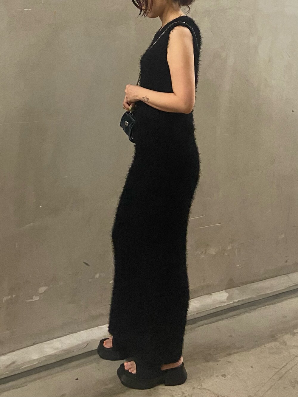 ブラック系のタンクトップ、ブラック系のスカート、ブラック系のサンダルを着用したレディースの夏コーディネートの2枚目の写真