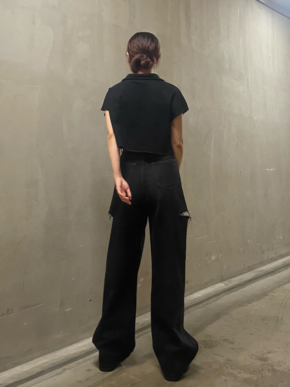 ブラック系のTシャツ/カットソー、ブラック系のデニムパンツ、ブラック系のサンダルを着用したレディースの夏コーディネートの3枚目の写真