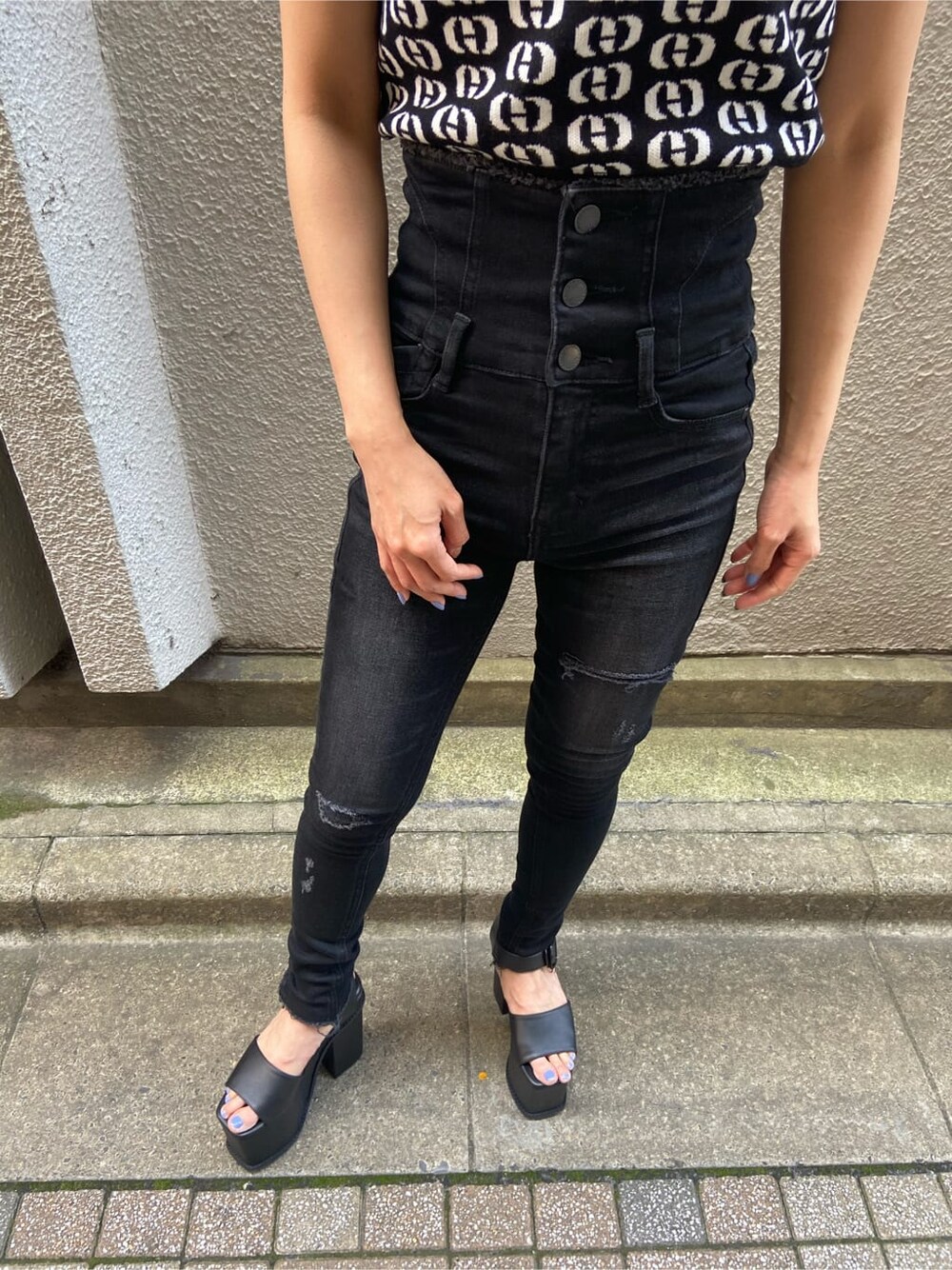 ブラック系のサンダル、その他のタンクトップ、ブラック系のデニムパンツを着用したレディースの春コーディネートの7枚目の写真