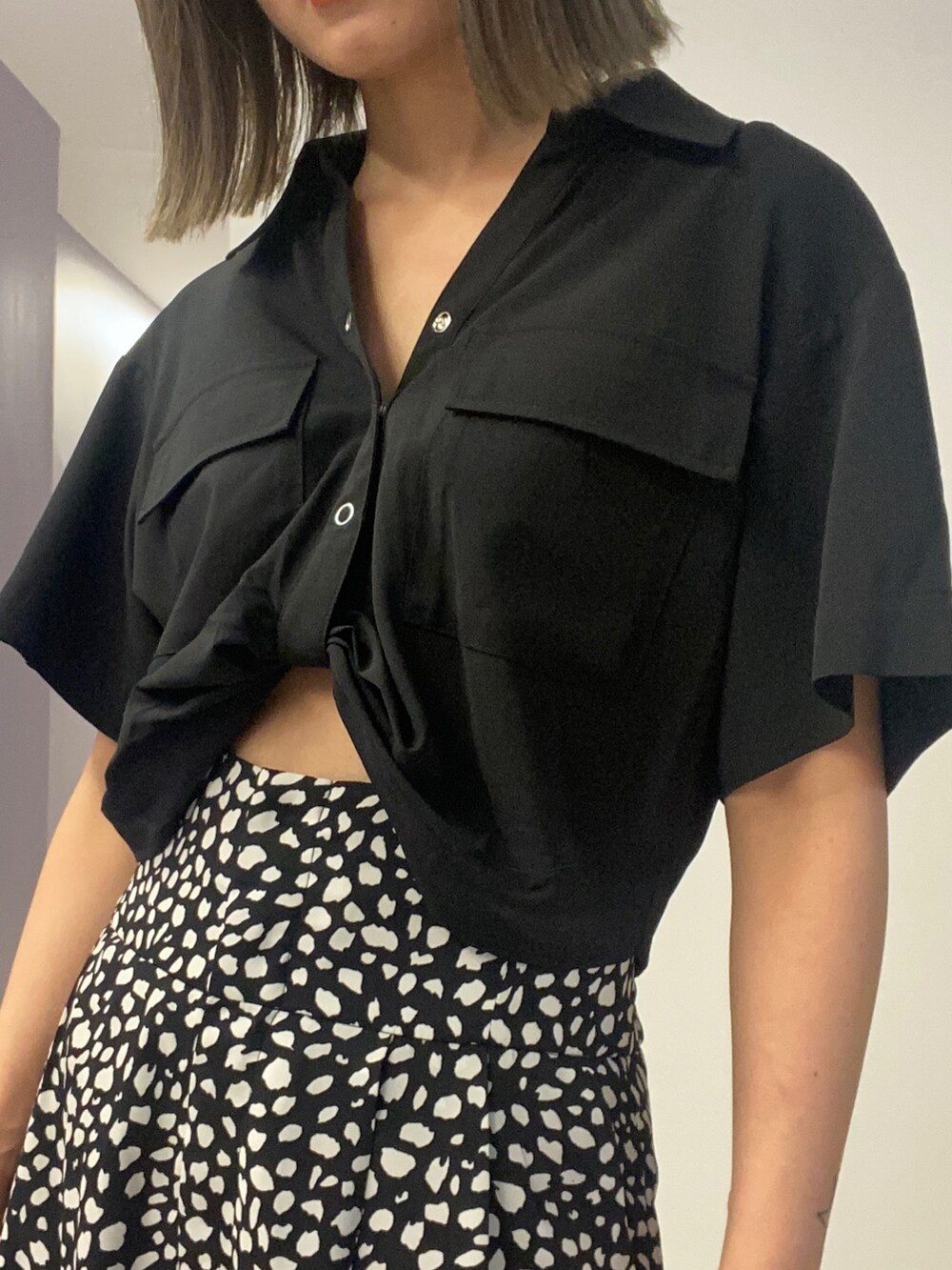 ブラック系のシャツ/ブラウス、その他のその他パンツ、ブラック系のサンダルを着用したレディースの春コーディネートの5枚目の写真