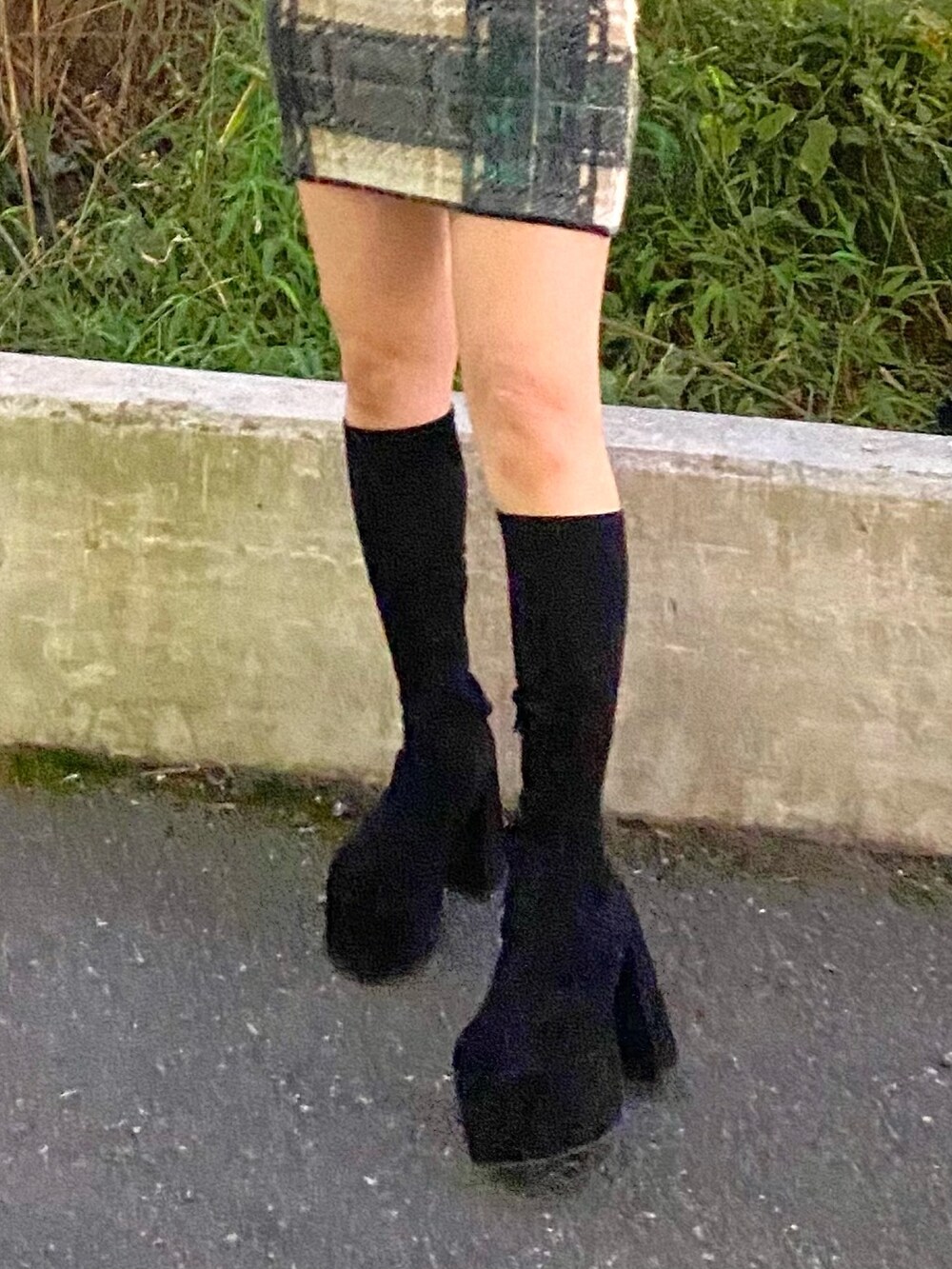 ホワイト系のダウンジャケット/コート、ブラック系のニット/セーター、ブラック系のスカートを着用したレディースの冬コーディネートの7枚目の写真