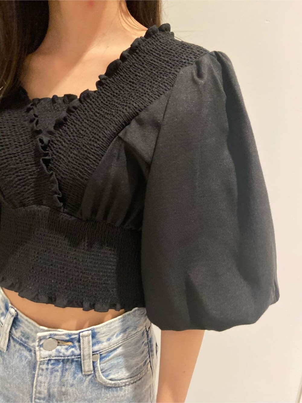 ブラック系のシャツ/ブラウス、ブラック系のサンダル、ブルー系のデニムパンツを着用したレディースの夏コーディネートの5枚目の写真