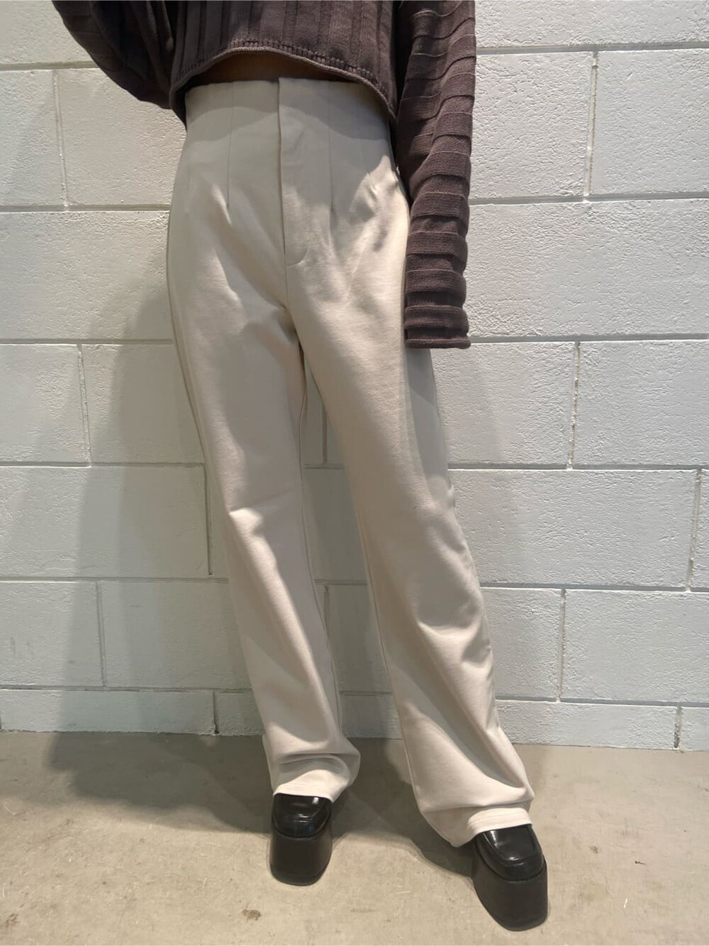 ホワイト系のその他パンツ、ブラック系のローファー、ブラック系のハンドバッグを着用したレディースの冬コーディネートの5枚目の写真