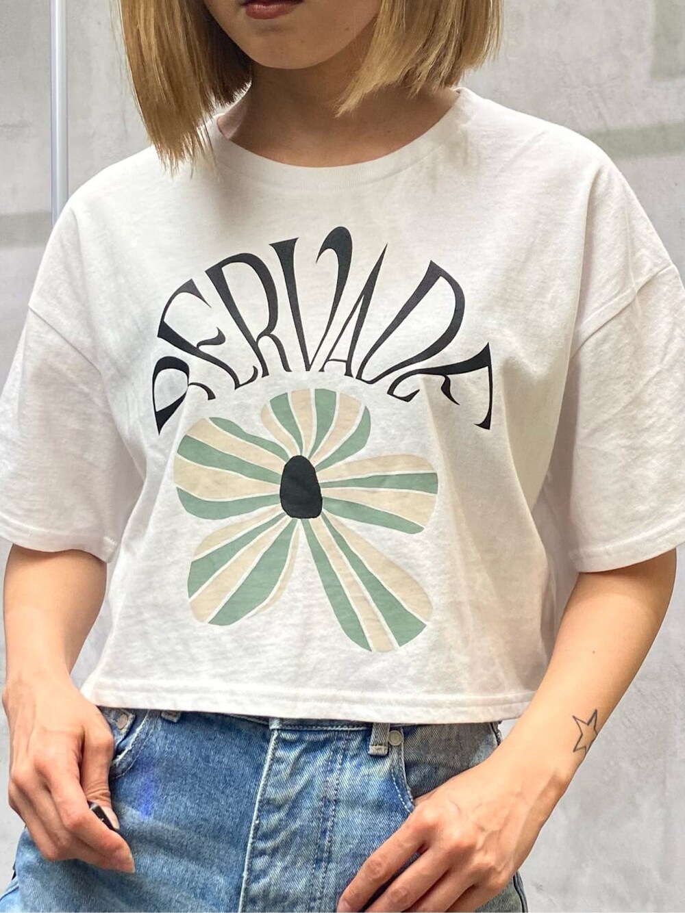 ブルー系のデニムパンツ、ホワイト系のベスト、ホワイト系のTシャツ/カットソーを着用したレディースの夏コーディネートの7枚目の写真