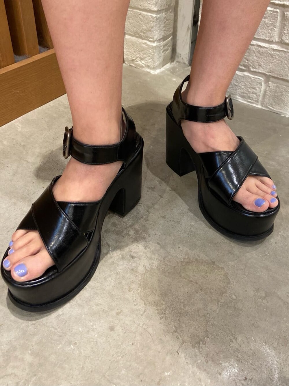 その他のワンピース、ブラック系のサンダル、ブラック系のベルトを着用したレディースの春コーディネートの7枚目の写真