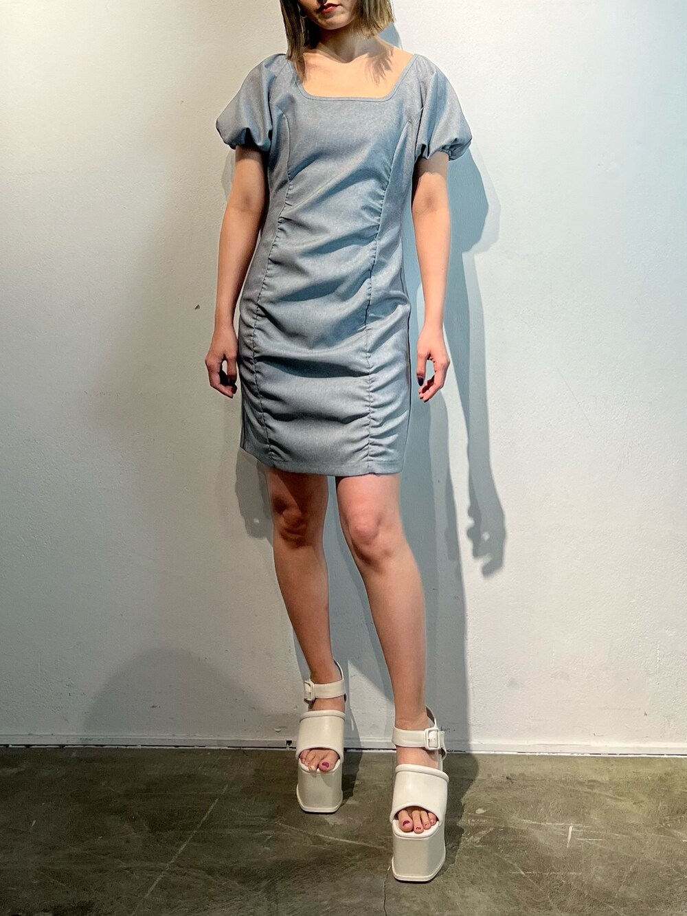 グレー系のワンピース、ホワイト系のサンダルを着用したレディースの春コーディネートの2枚目の写真