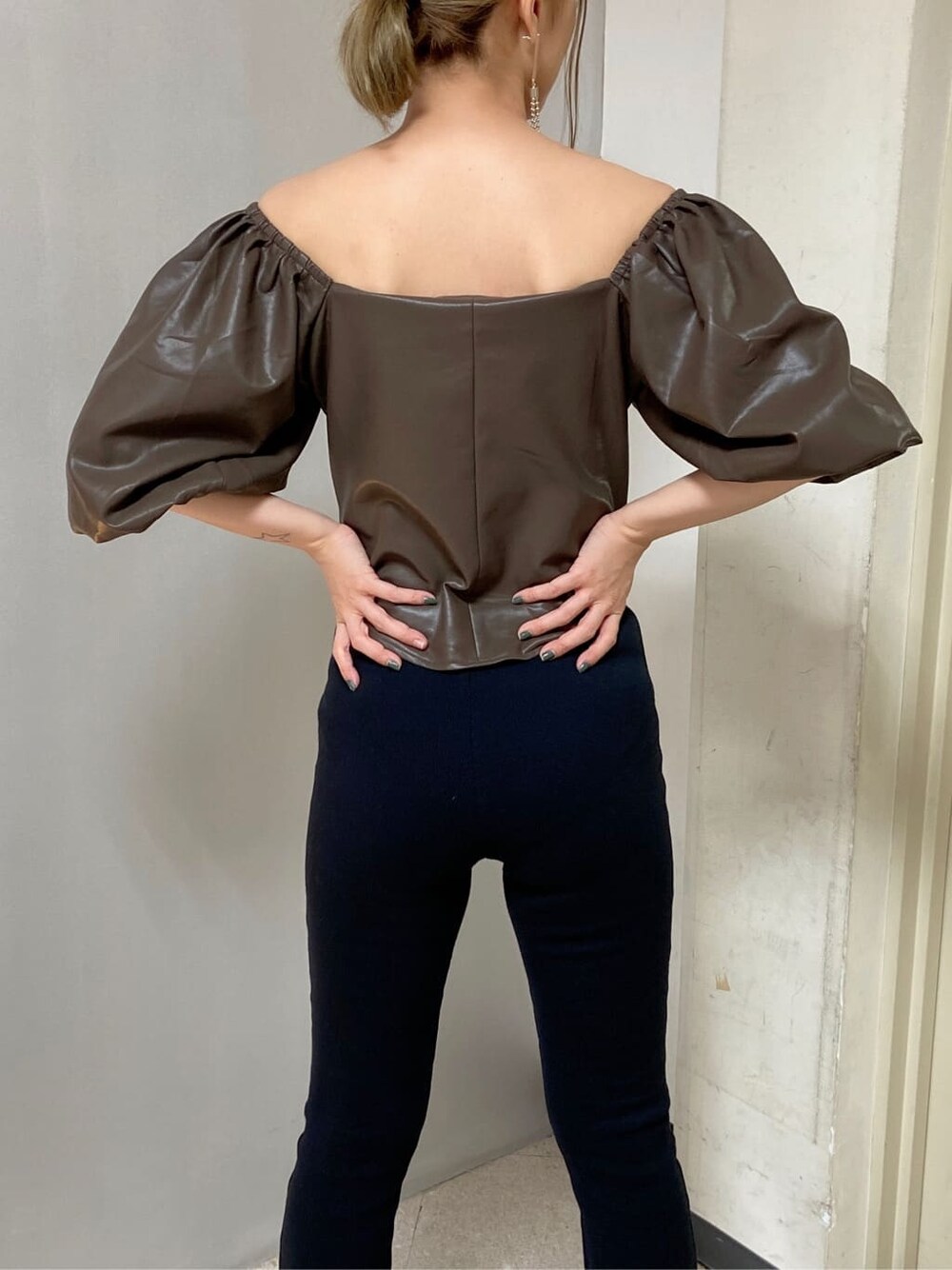 ブラック系のその他パンツ、ブラウン系のTシャツ/カットソーを着用したレディースの秋コーディネートの3枚目の写真
