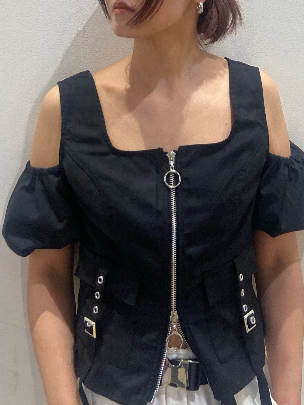 ブラック系のTシャツ/カットソー、ホワイト系のその他パンツ、ブラック系のサンダルを着用したレディースの夏コーディネートの4枚目の写真