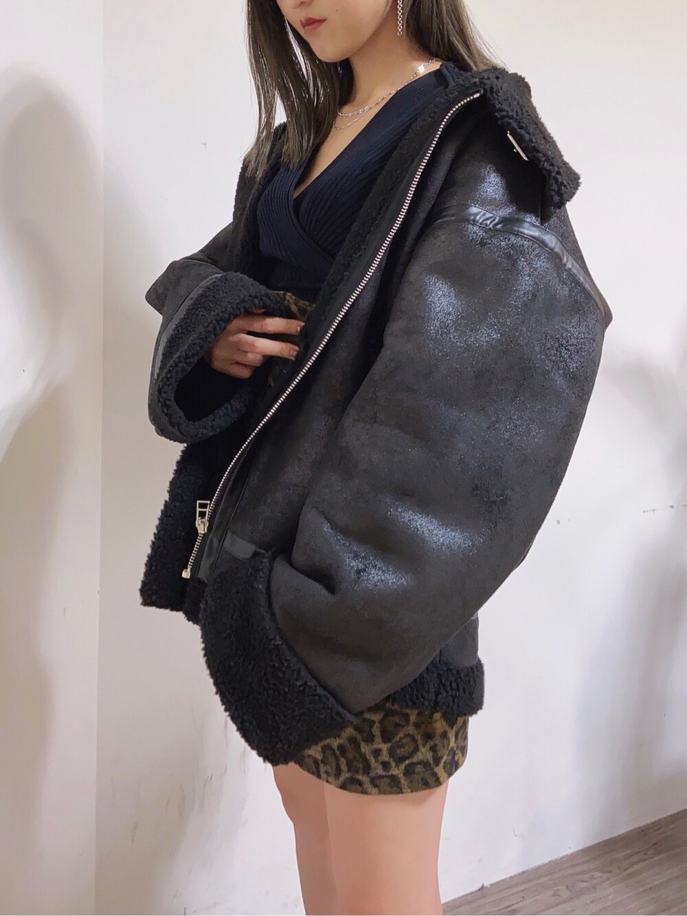 その他のスカートを着用したレディースの秋コーディネートの3枚目の写真