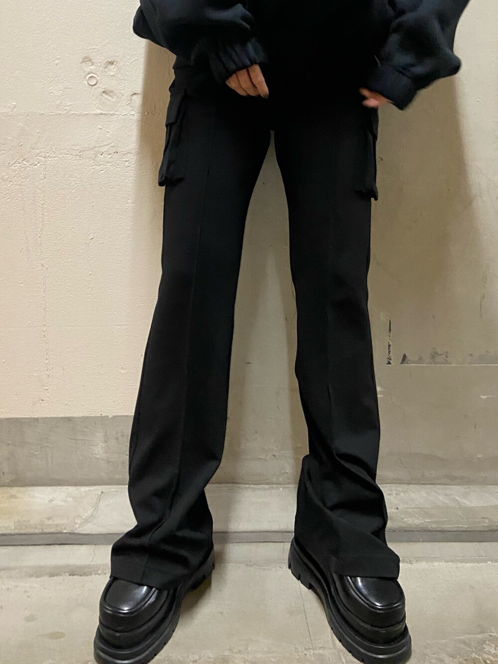 ブラック系のTシャツ/カットソー、ブラック系のカーゴパンツ、ブラック系のローファーを着用したレディースの冬コーディネートの5枚目の写真