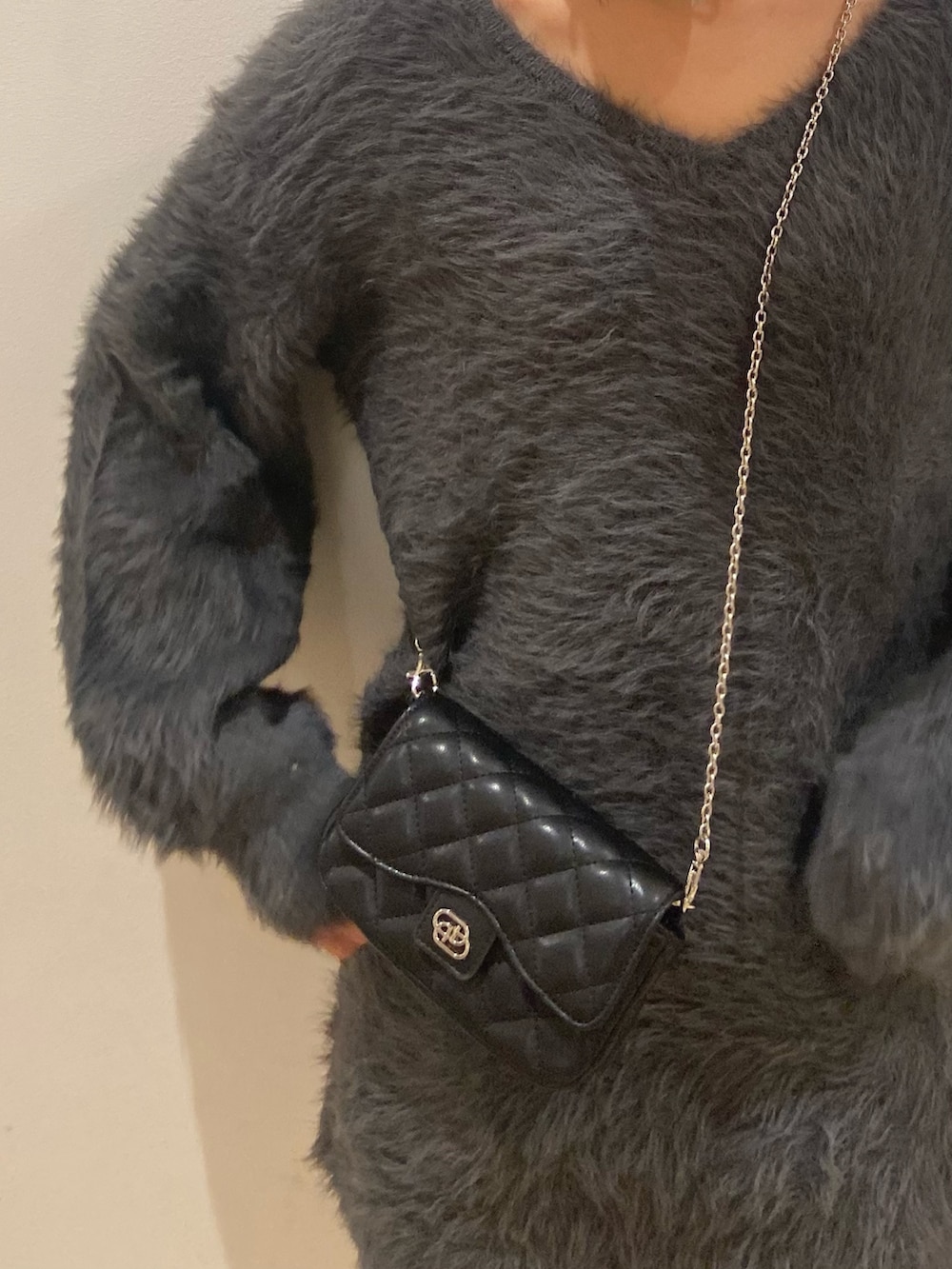 その他のブーツ、グレー系のワンピース、ブラック系のスマホケース/カバーを着用したレディースの冬コーディネートの4枚目の写真