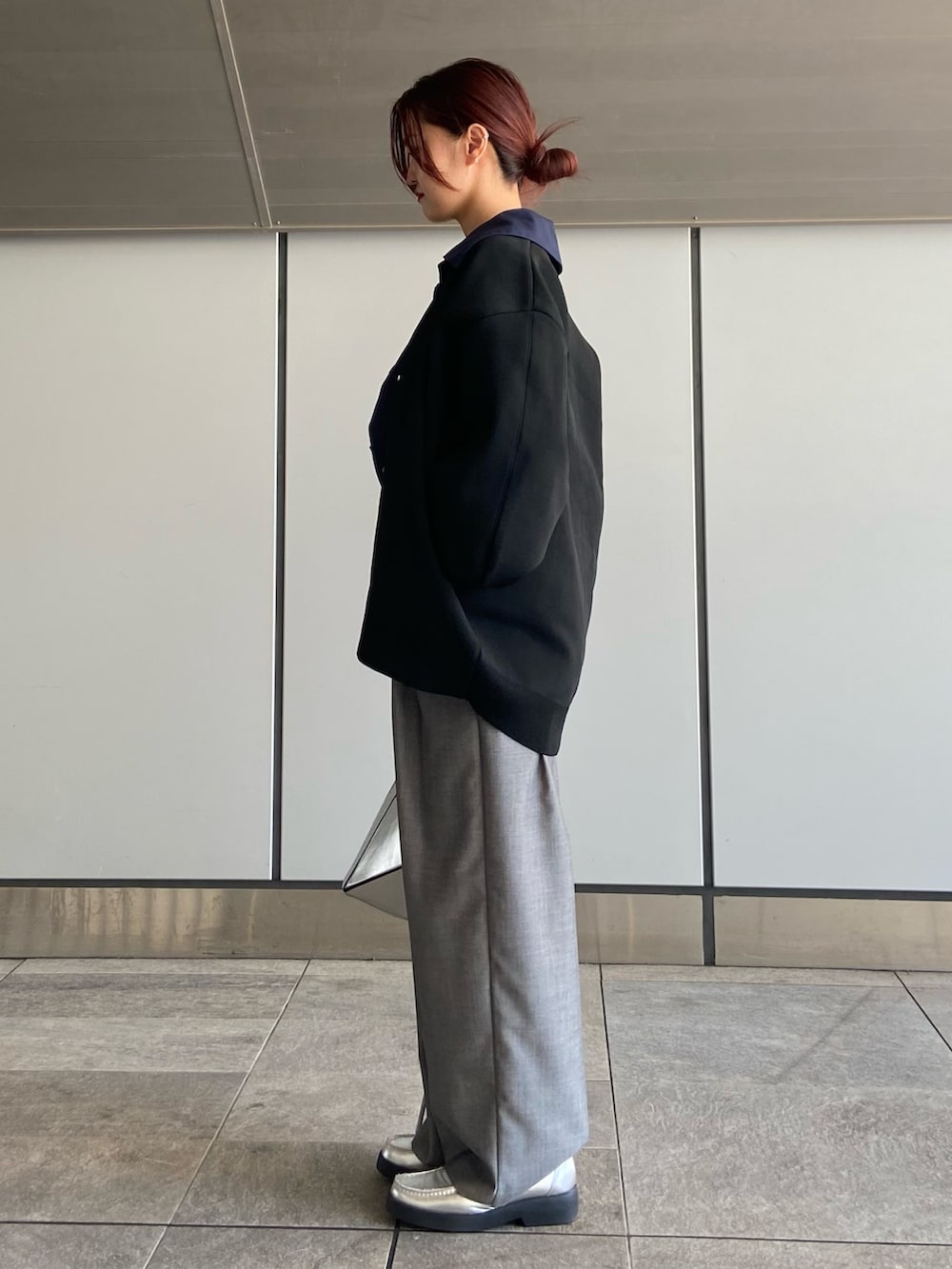 ブラック系のカーディガン/ボレロ、ブルー系のシャツ/ブラウス、シルバー系のハンドバッグを着用したレディースの秋コーディネートの2枚目の写真