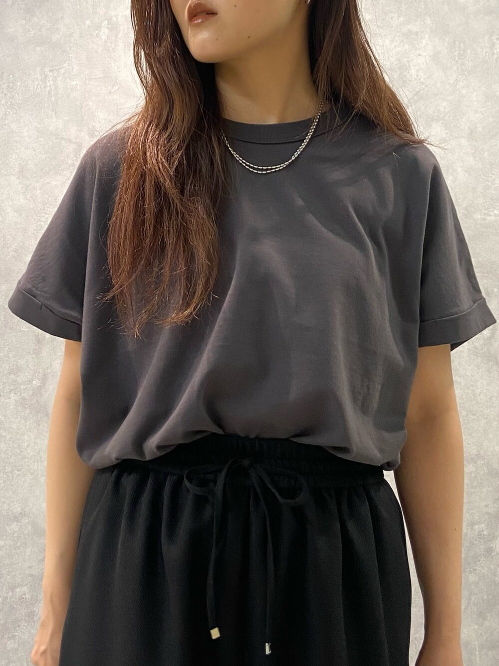 グレー系のTシャツ/カットソー、ブラック系のその他パンツ、ブラック系のパンプスを着用したレディースの春コーディネートの4枚目の写真