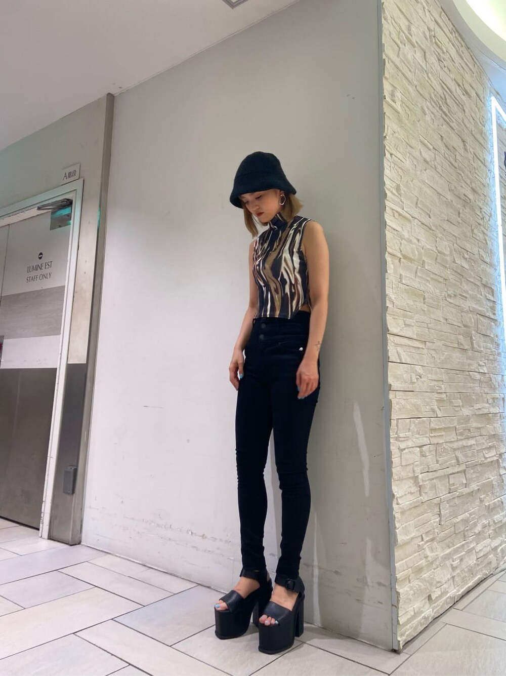 ブラック系のデニムパンツ、ブラック系のサンダル、その他のTシャツ/カットソーを着用したレディースの夏コーディネートの2枚目の写真