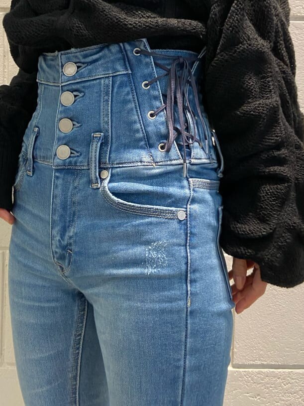 ブルー系のデニムパンツ、ブラック系のブーツ、ブラック系のニット/セーターを着用したレディースの冬コーディネートの4枚目の写真