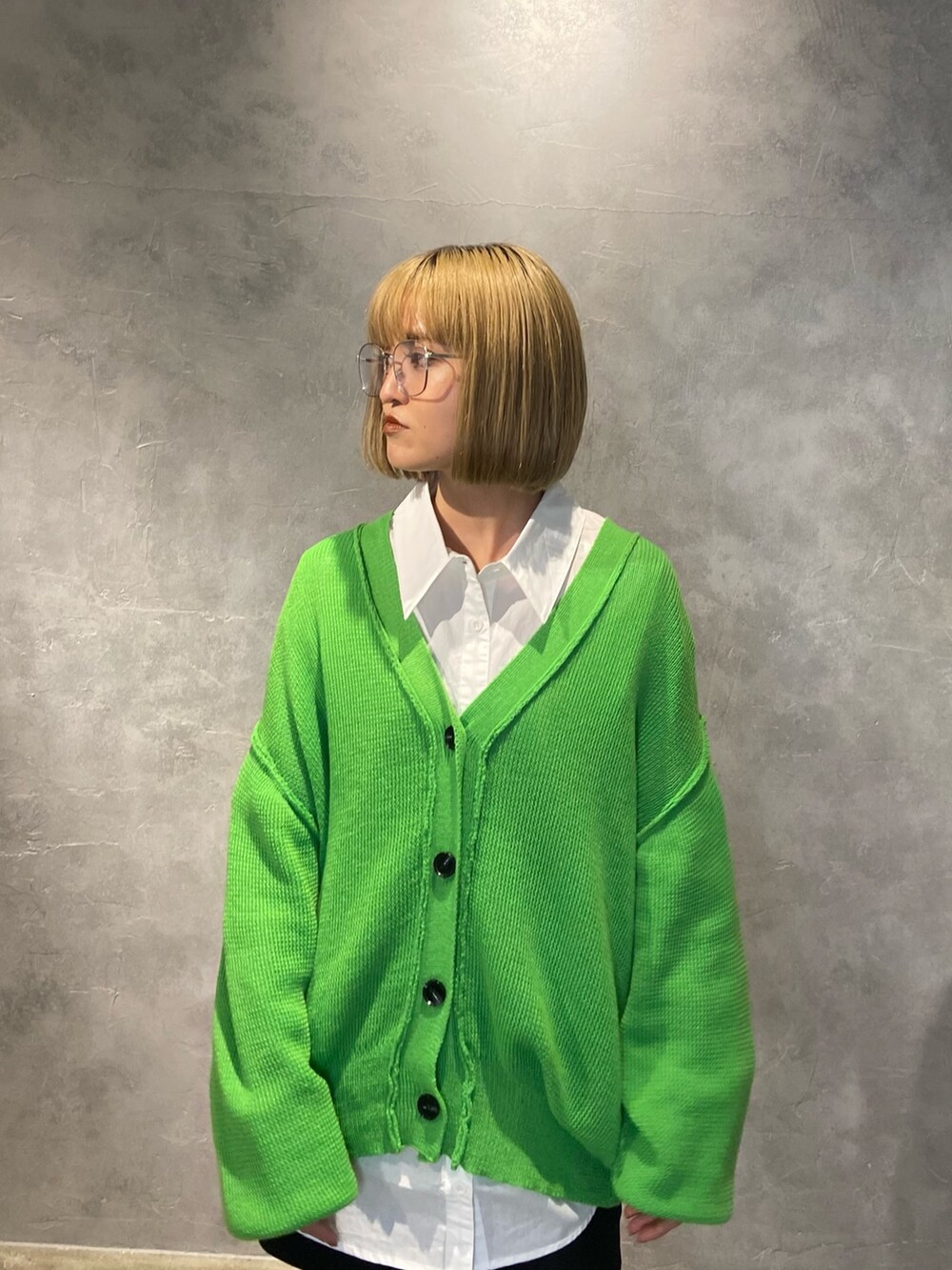 ホワイト系のシャツ/ブラウス、グリーン系のカーディガン/ボレロ、ブラック系のスカートを着用したレディースの冬コーディネートの4枚目の写真