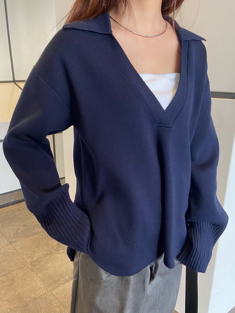 ブルー系のニット/セーター、グレー系のその他パンツ、シルバー系のローファーを着用したレディースの冬コーディネートの4枚目の写真