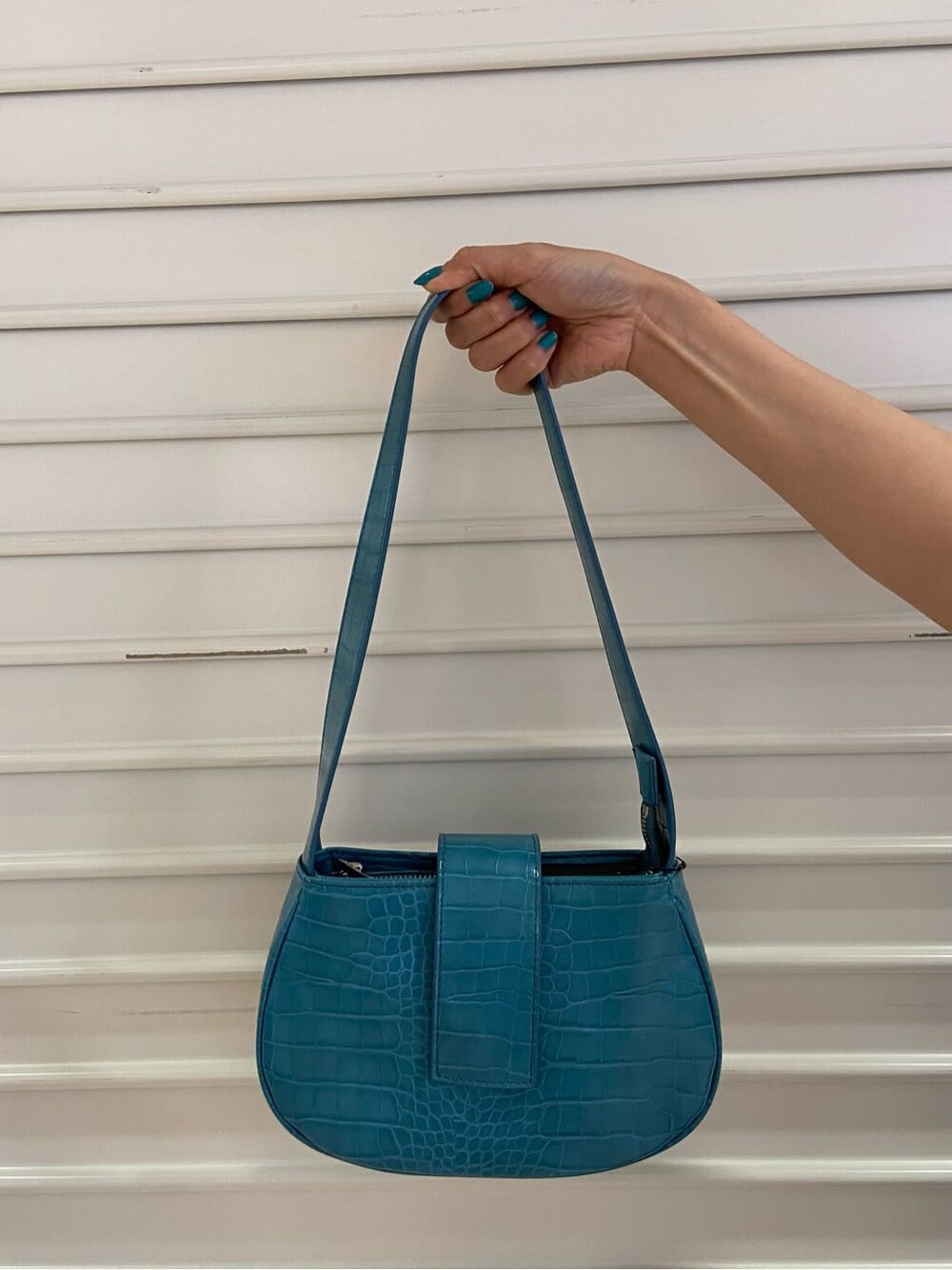 ブラック系のスカート、ブラック系のサンダル、グレー系のTシャツ/カットソーを着用したレディースの夏コーディネートの9枚目の写真