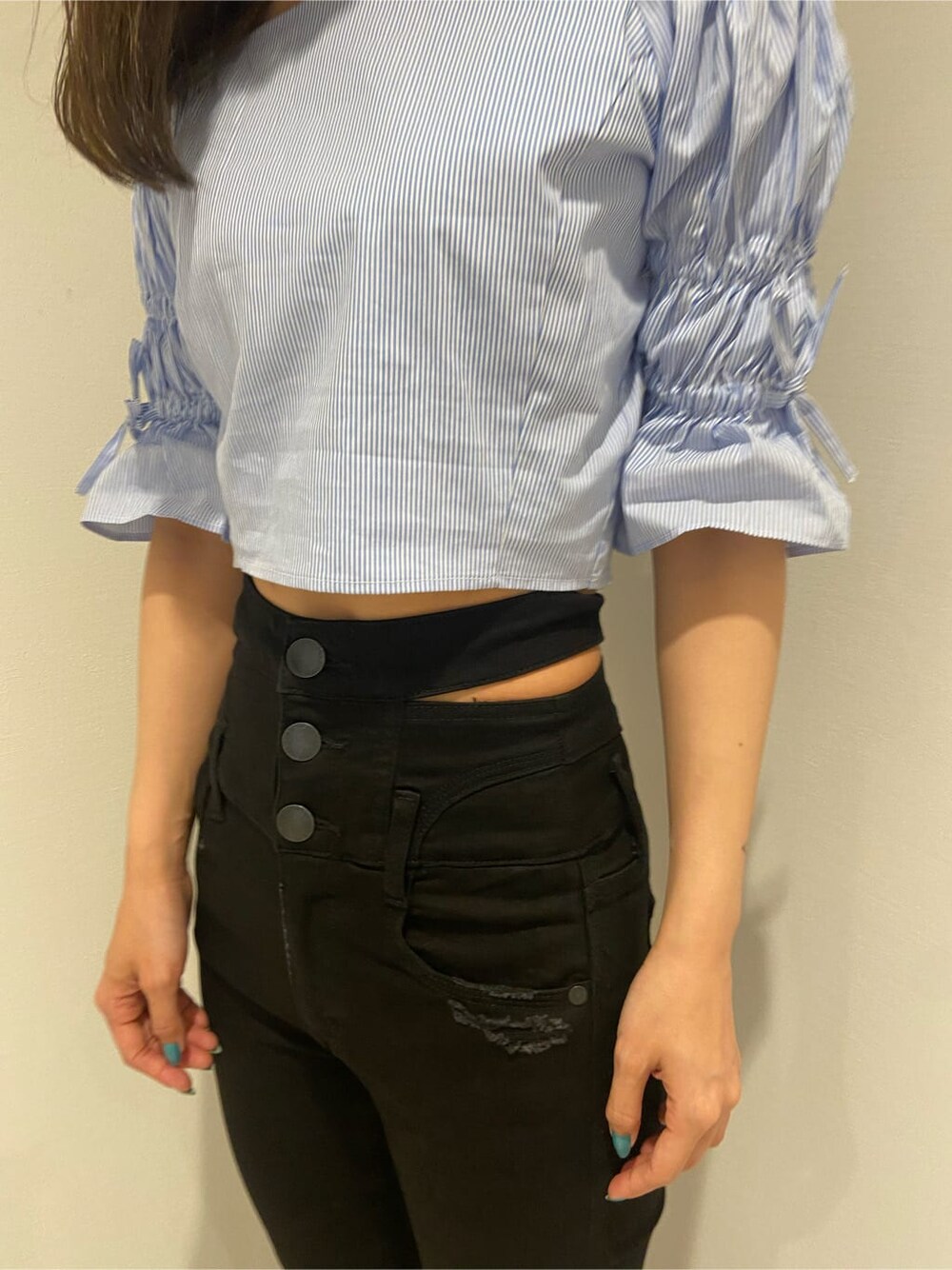 ブラック系のサンダル、ブラック系のデニムパンツ、ブルー系のシャツ/ブラウスを着用したレディースの夏コーディネートの5枚目の写真