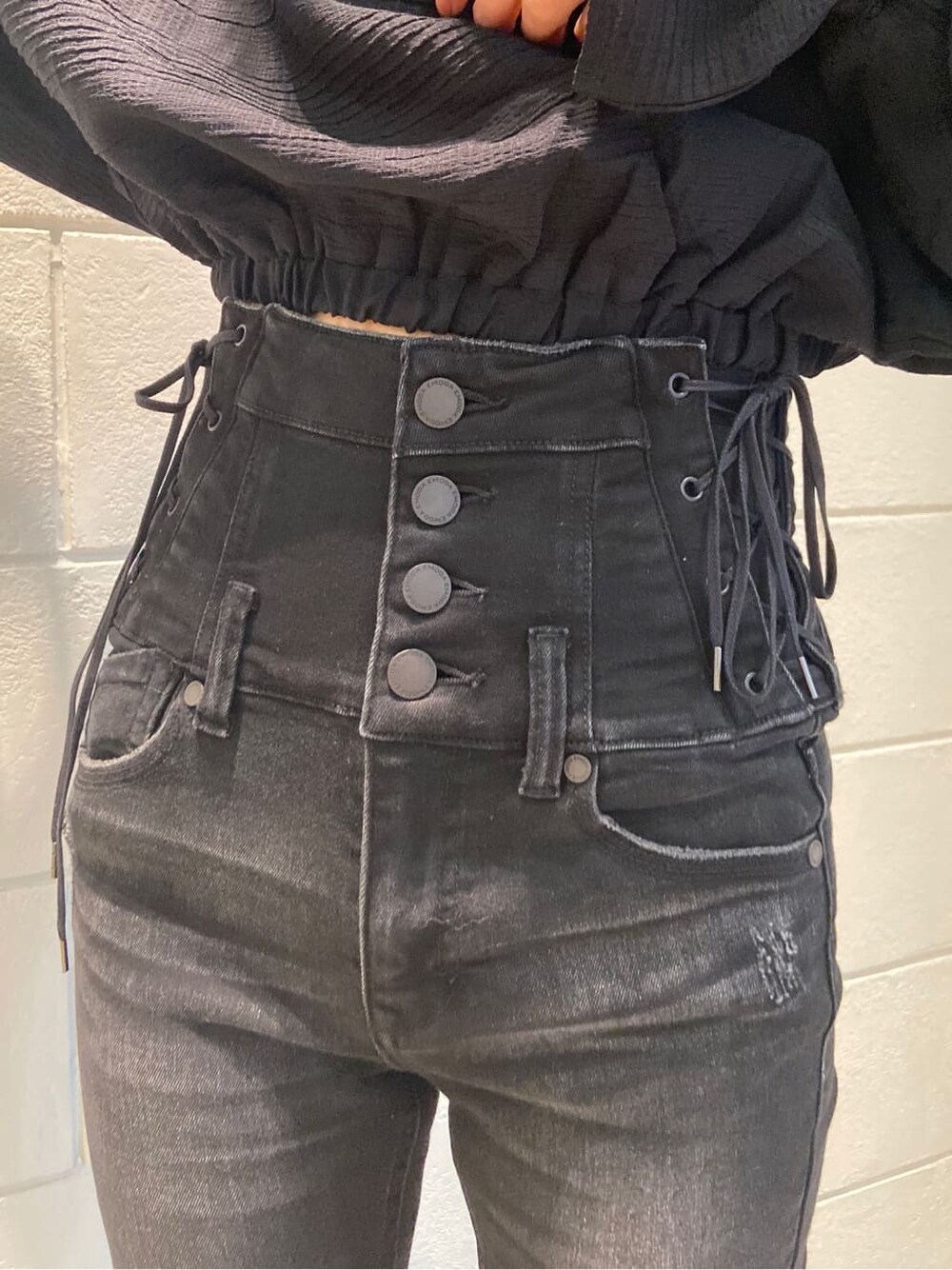 ブラック系のローファー、ブルー系のハンドバッグ、ブラック系のシャツ/ブラウスを着用したレディースの冬コーディネートの6枚目の写真