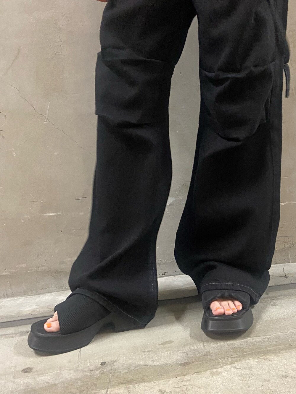 ホワイト系のTシャツ/カットソー、ブラック系のデニムパンツ、ブラック系のサンダルを着用したレディースの夏コーディネートの6枚目の写真