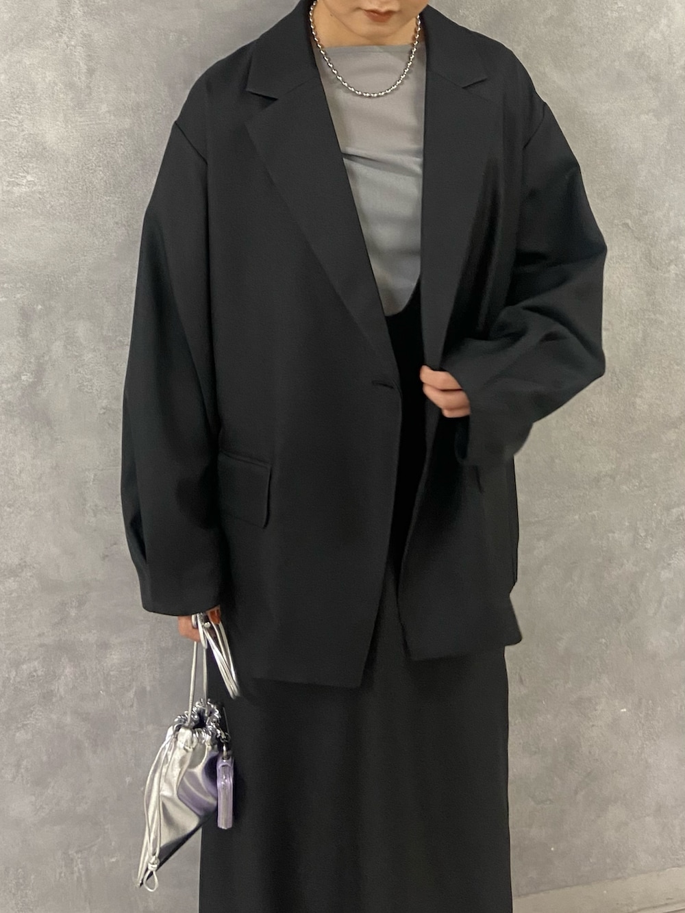 グレー系のTシャツ/カットソー、ブラック系のワンピース、シルバー系のショルダーバッグを着用したレディースの冬コーディネートの7枚目の写真