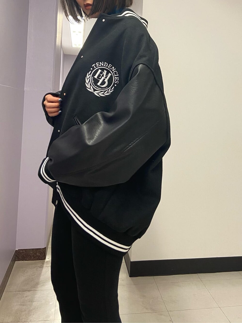 ブラック系のブーツ、ブラック系のブルゾン、ブルー系のニット/セーターを着用したレディースの秋コーディネートの6枚目の写真