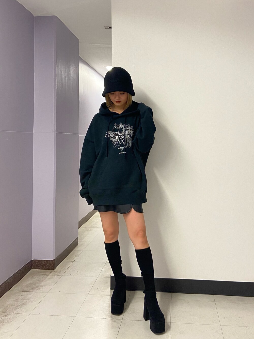 ブラック系のパーカー、その他のスカート、ブラック系のブーツを着用したレディースの秋コーディネートの2枚目の写真