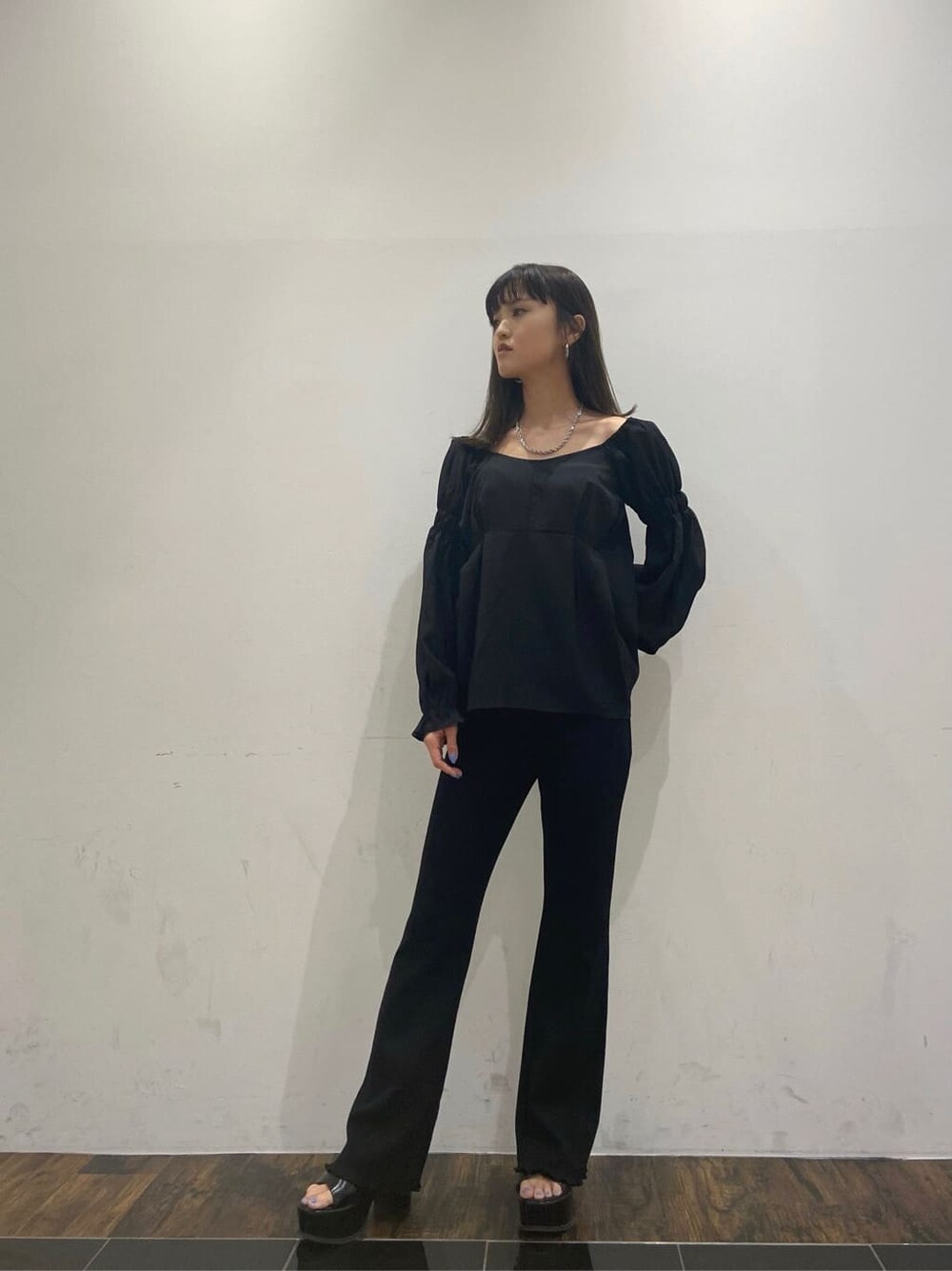 ブラック系のサンダル、ブラック系のその他パンツ、ブラック系のシャツ/ブラウスを着用したレディースの春コーディネートの2枚目の写真