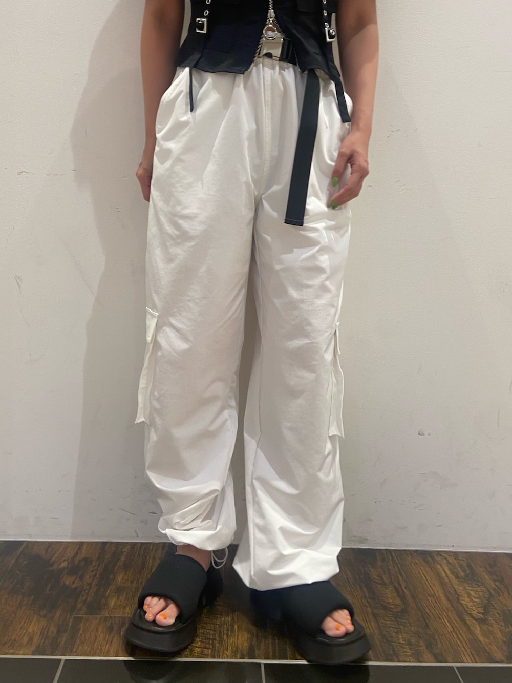 ブラック系のTシャツ/カットソー、ホワイト系のその他パンツ、ブラック系のサンダルを着用したレディースの夏コーディネートの5枚目の写真