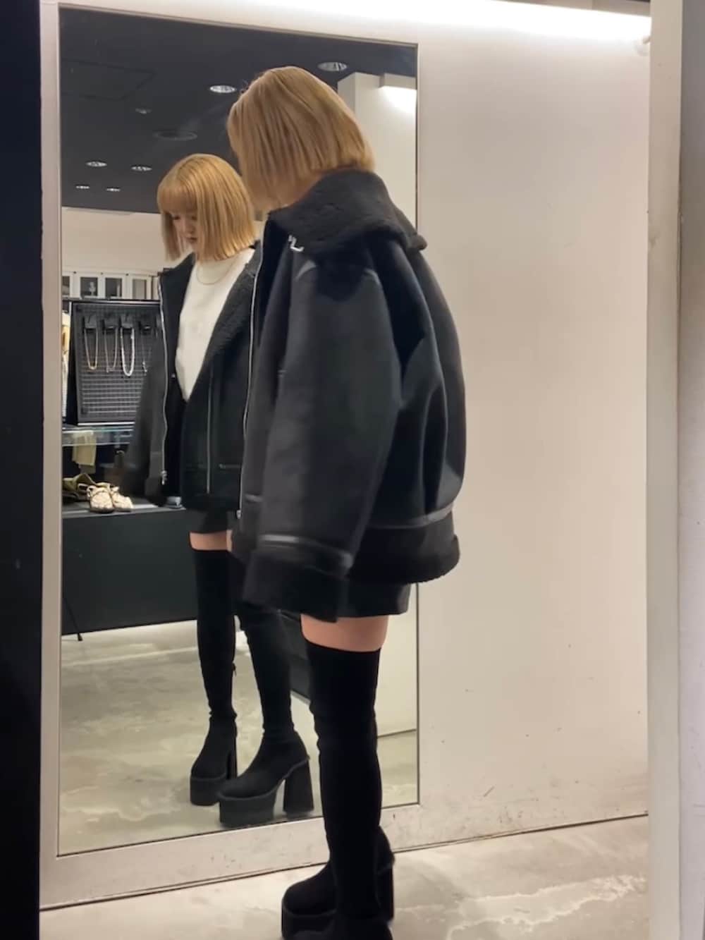 ブラック系のブルゾン、ホワイト系のTシャツ/カットソー、その他のその他パンツを着用したレディースの冬コーディネートの2枚目の写真