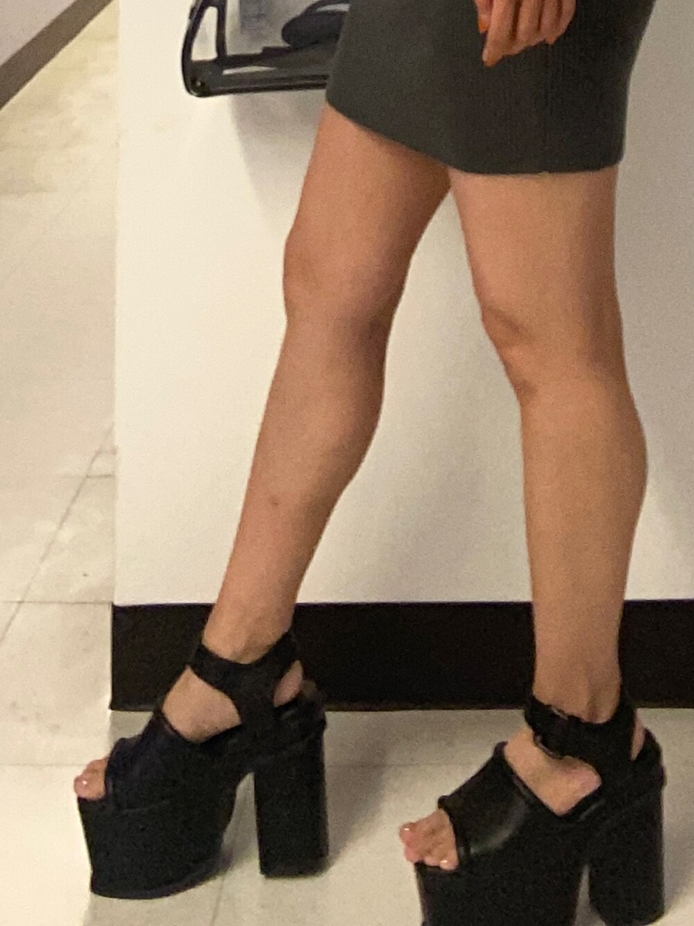 ブラック系のTシャツ/カットソー、グレー系のスカート、その他のハンドバッグを着用したレディースの春コーディネートの6枚目の写真