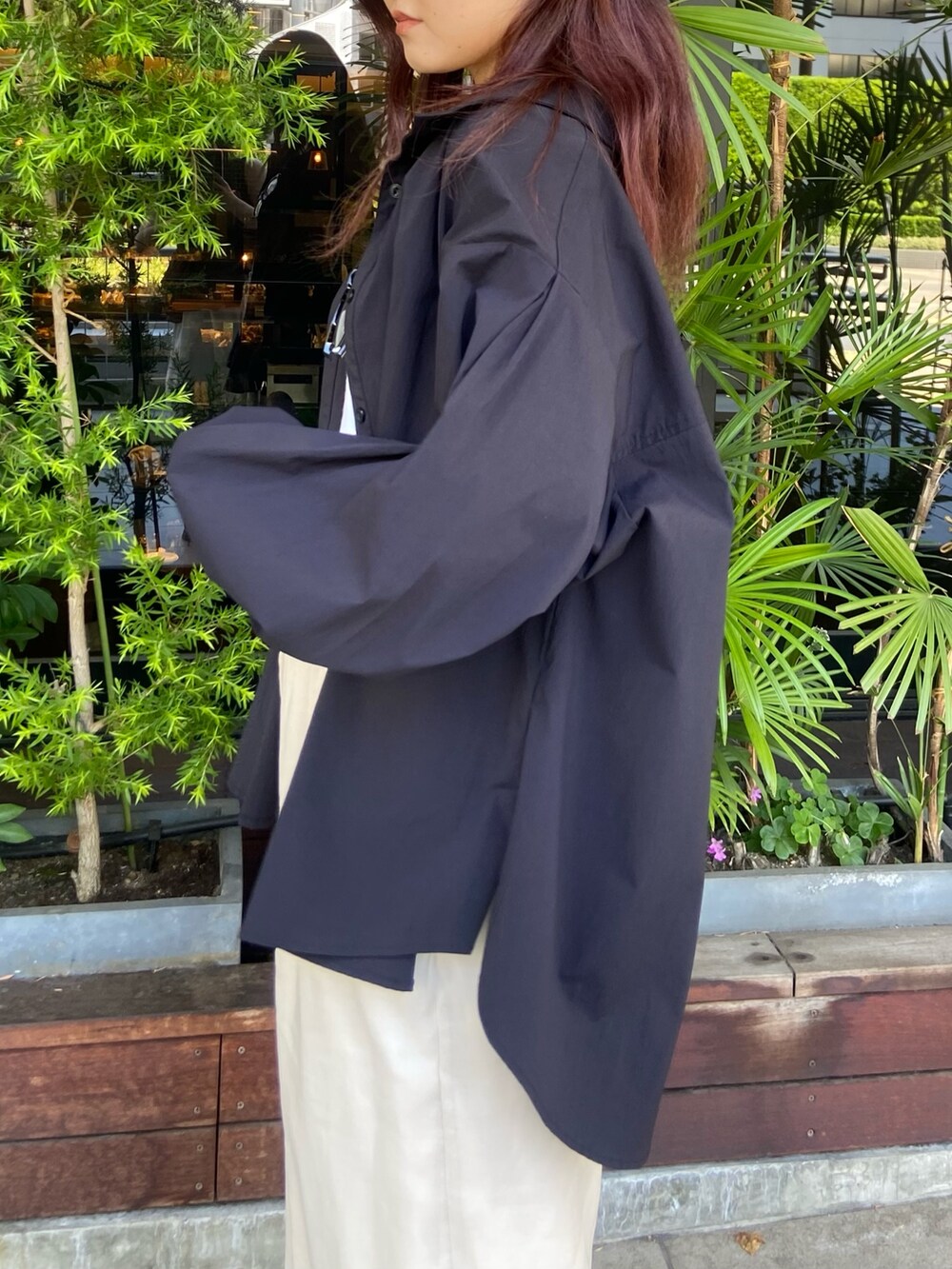 ホワイト系のタンクトップ、ホワイト系のその他パンツ、ブラック系のサンダルを着用したレディースの夏コーディネートの6枚目の写真