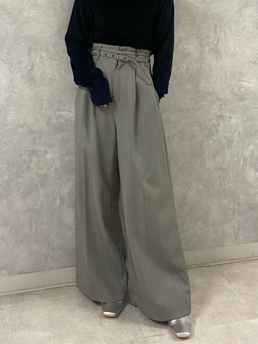 ブラック系のTシャツ/カットソー、ブラック系のその他パンツ、シルバー系のブーツを着用したレディースの秋コーディネートの4枚目の写真