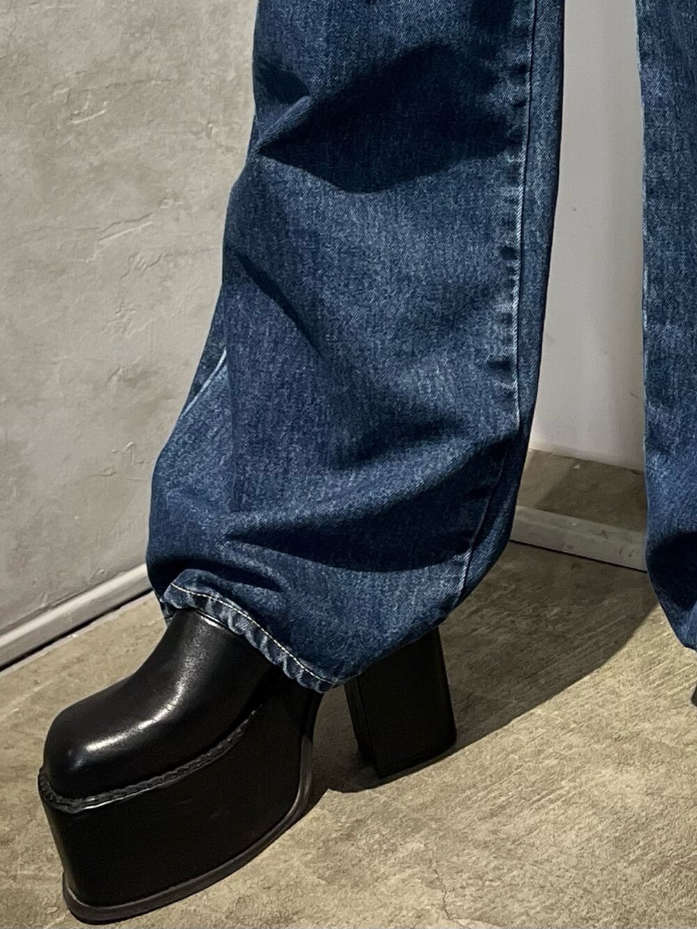 その他のTシャツ/カットソー、ブルー系のデニムパンツ、ブラック系のサンダルを着用したレディースの冬コーディネートの7枚目の写真