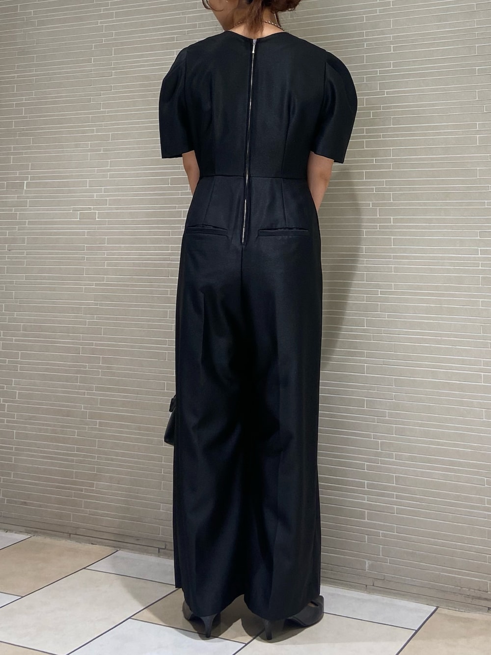 ブラック系のつなぎ/オールインワン、ブラック系のサンダル、ブラック系のボストンバッグを着用したレディースの夏コーディネートの3枚目の写真