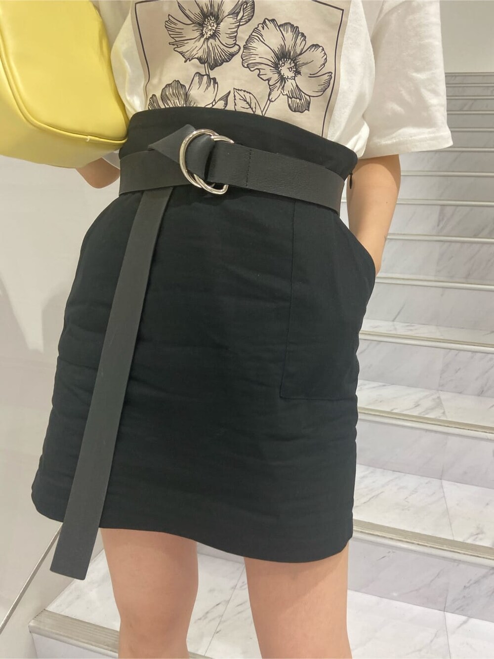 ブラック系のサンダル、ホワイト系のTシャツ/カットソー、ブラック系のスカートを着用したレディースの夏コーディネートの6枚目の写真