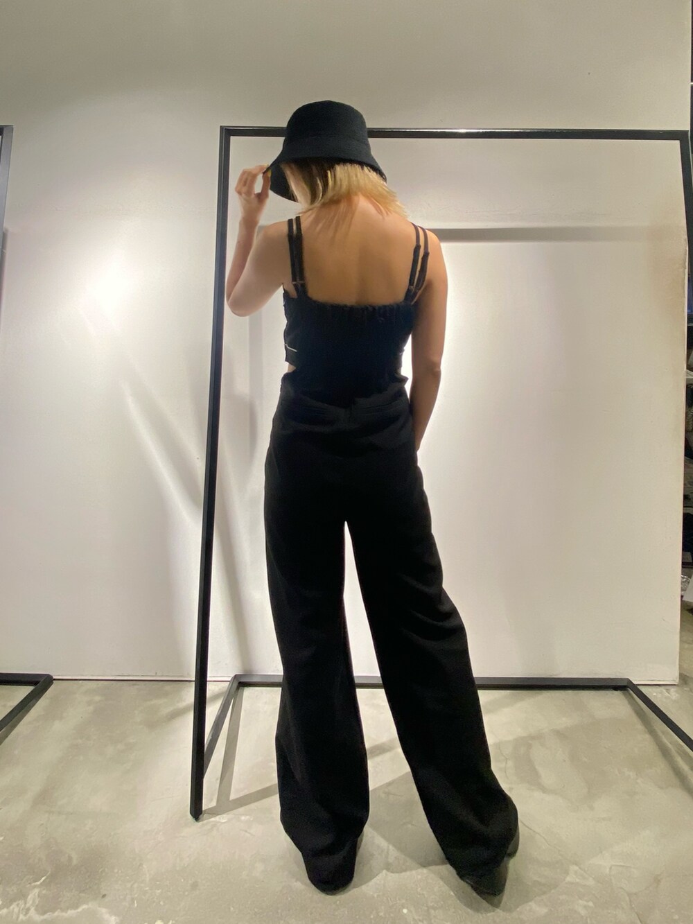 ブラック系のサロペット/オーバーオール、ブラック系のサンダル、ブラック系のハットを着用したレディースの夏コーディネートの3枚目の写真