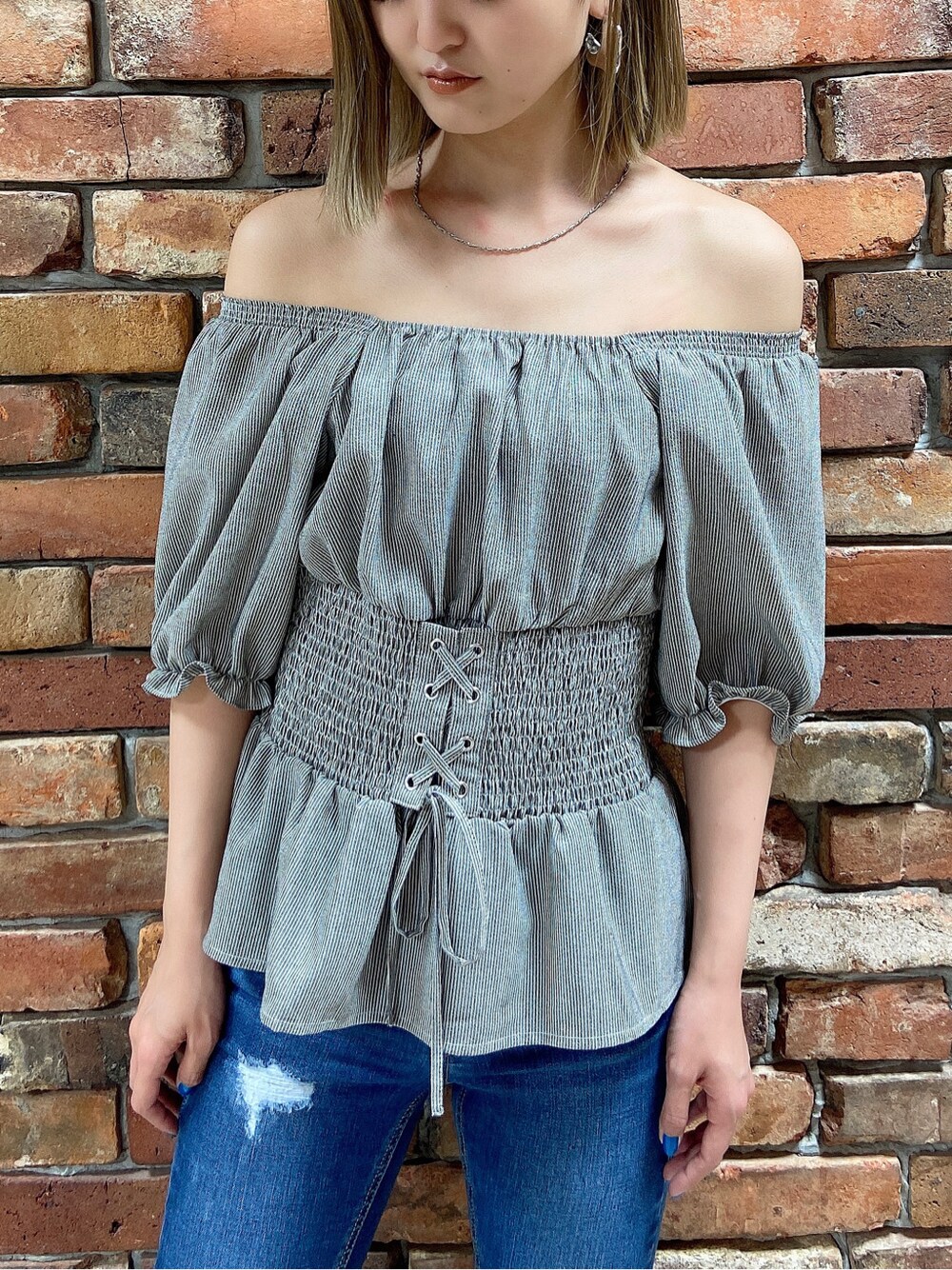 ホワイト系のサンダル、ブルー系のデニムパンツ、その他のシャツ/ブラウスを着用したレディースの夏コーディネートの2枚目の写真