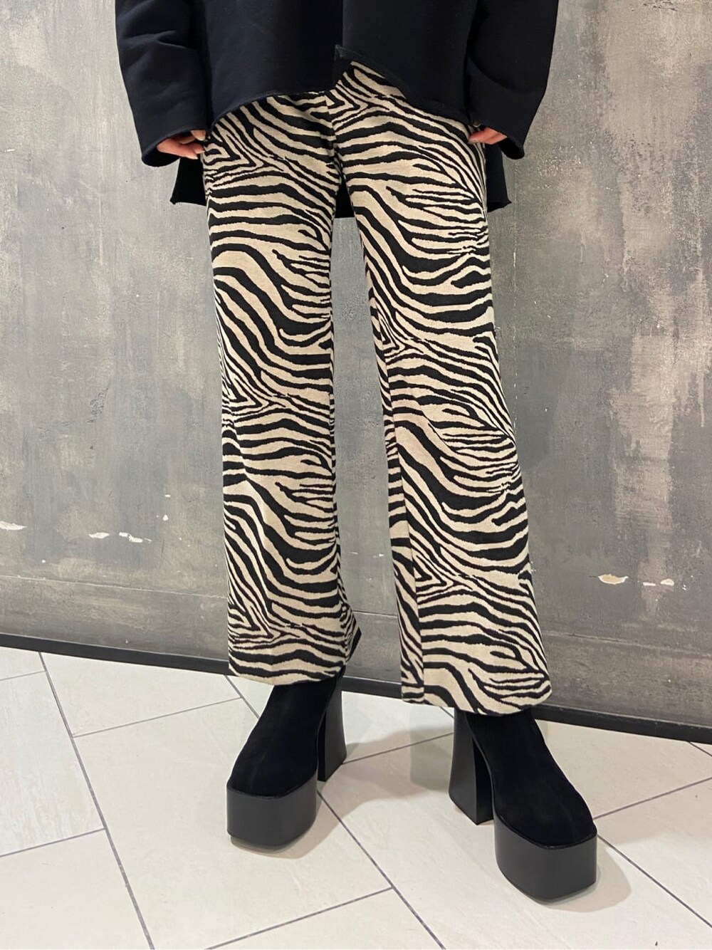 ブラック系のTシャツ/カットソー、ブラック系のブーツ、その他のその他パンツを着用したレディースの冬コーディネートの6枚目の写真