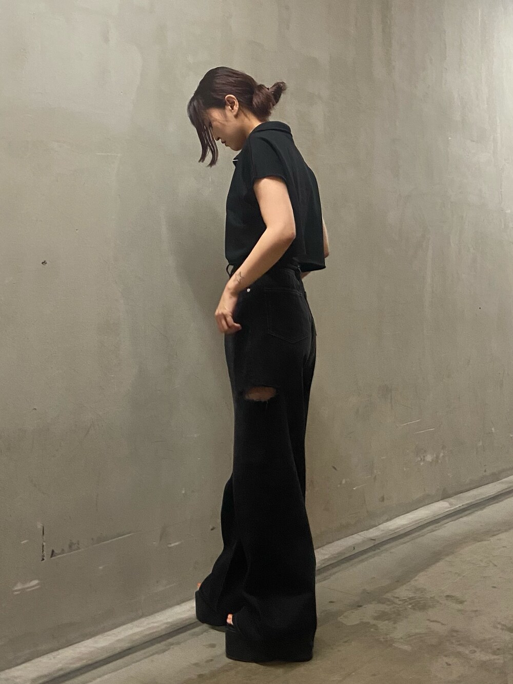 ブラック系のTシャツ/カットソー、ブラック系のデニムパンツ、ブラック系のサンダルを着用したレディースの夏コーディネートの2枚目の写真