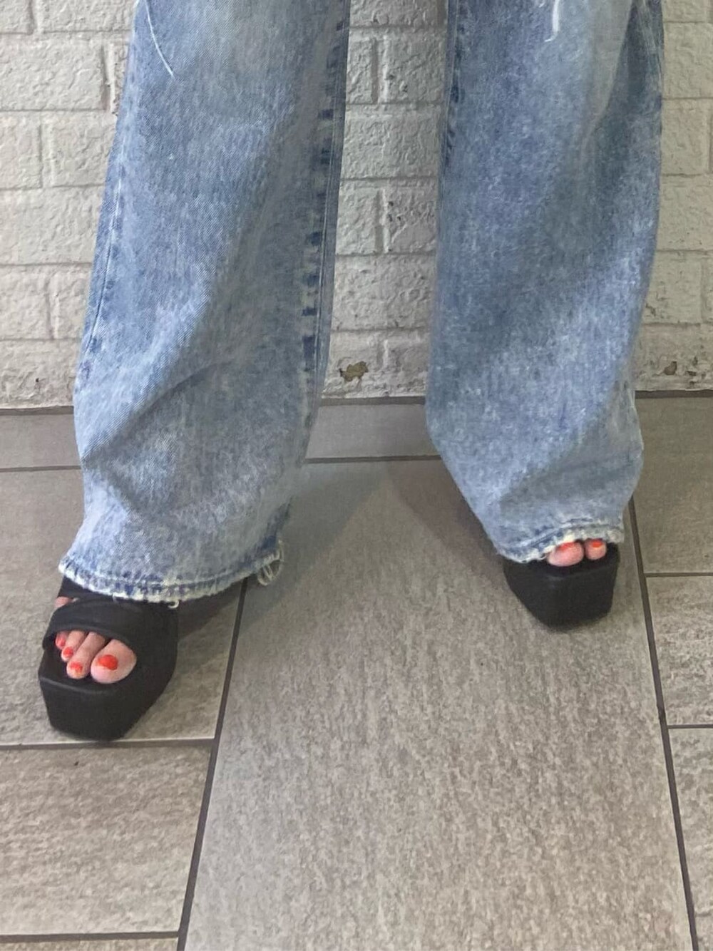 ブラック系のサンダル、ブルー系のデニムパンツ、その他のアンサンブルを着用したレディースの夏コーディネートの6枚目の写真