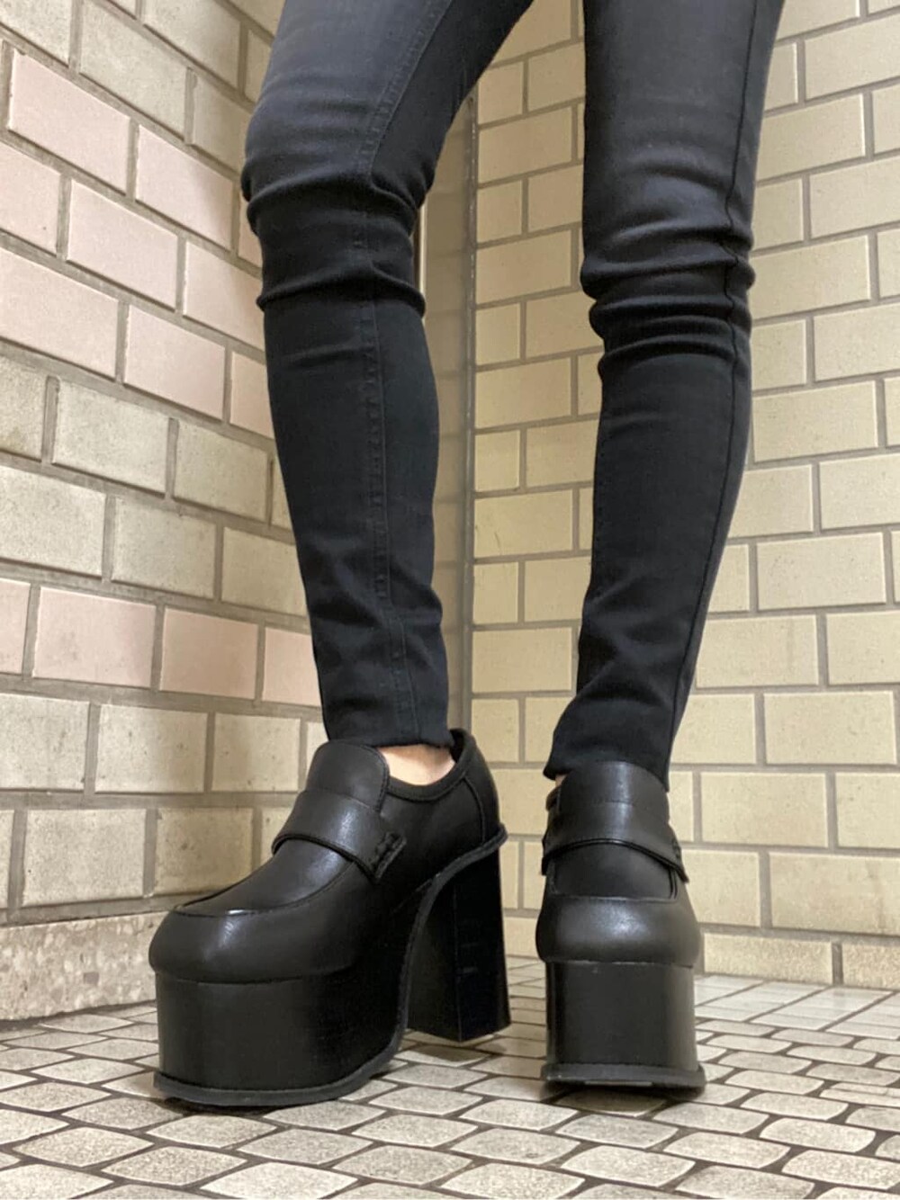 ブラック系のローファー、ブラック系のデニムパンツ、ブルー系のニット/セーターを着用したレディースの冬コーディネートの7枚目の写真