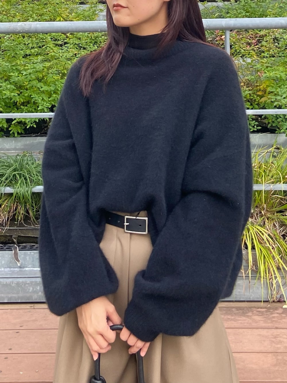 ブラック系のニット/セーター、ブラック系のニット/セーター、ベージュ系のその他パンツを着用したレディースの冬コーディネートの5枚目の写真