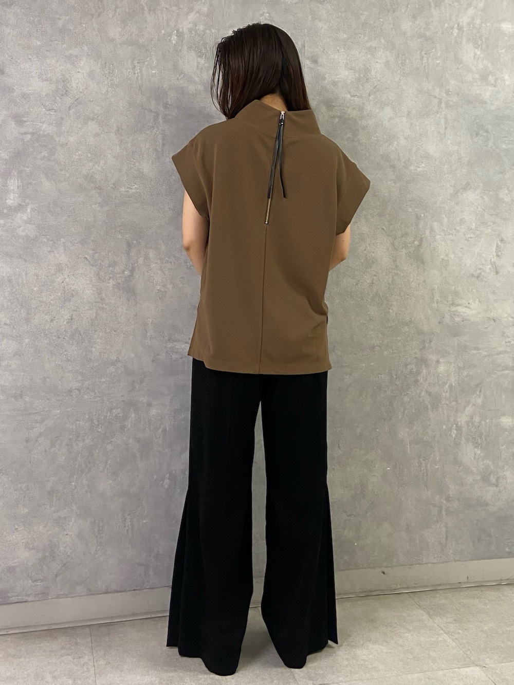 ブラウン系のTシャツ/カットソー、ブラック系のその他パンツ、ブラック系のパンプスを着用したレディースの春コーディネートの4枚目の写真