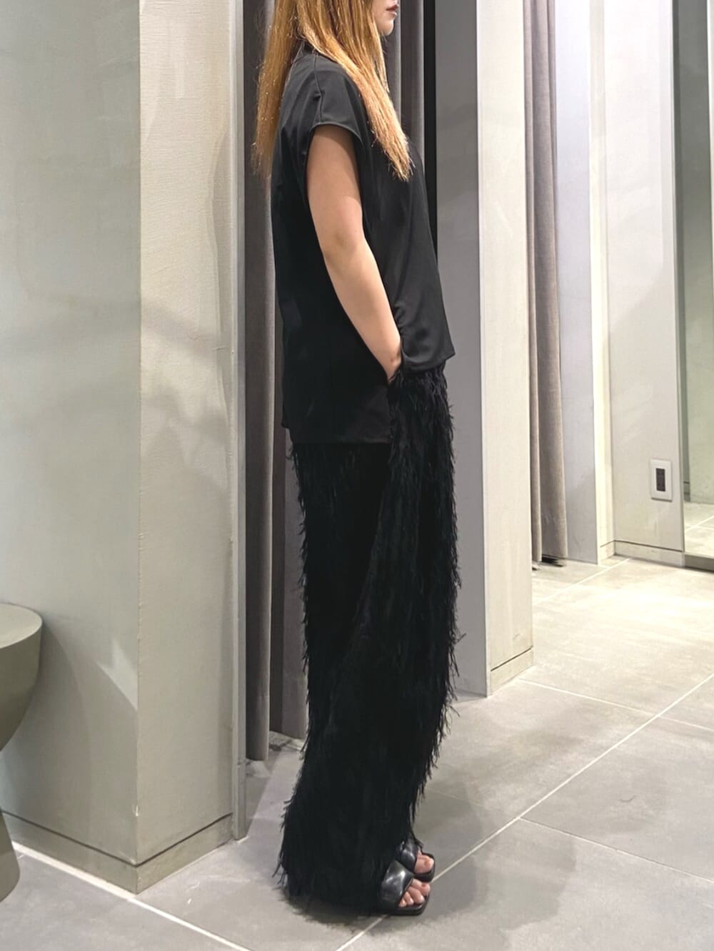 ブラック系のサンダル、ブラック系のTシャツ/カットソー、シルバー系のトートバッグを着用したレディースの夏コーディネートの2枚目の写真